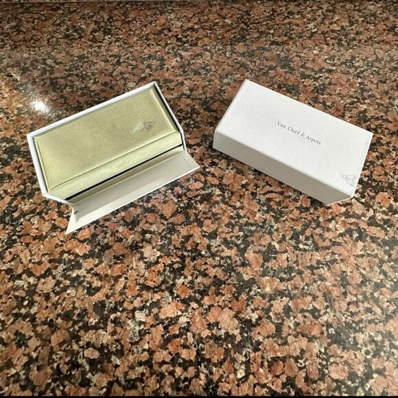 VC Arpels Bracelet - Picture 2 of 5